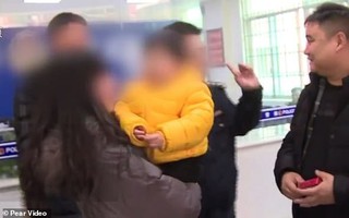 Nợ nần chồng chất vì nghiện cờ bạc, người chồng này đã "bày mưu tính kế" qua mặt vợ để bán con gái mới 1 tuổi của mình