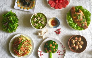 Mâm cơm cuối tuần ngon đẹp thế này thì ai cũng mê mẩn "quên sầu"