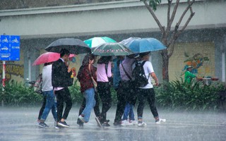 Người Sài Gòn trở tay không kịp, người ướt sũng chạy cơn mưa sau nhiều tháng nắng gắt