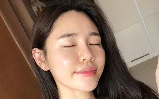Chỉ thoa kem chống nắng thì chưa chắc làn da đã khỏe đẹp trẻ lâu, bạn sẽ cần thêm 2 bước skincare này vào mỗi sáng