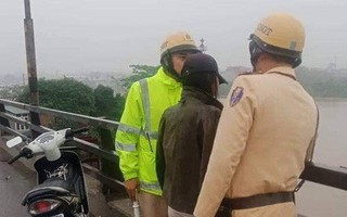 Hải Phòng: Cô gái mang bầu 8 tháng định nhảy cầu tự tử, CSGT phát hiện lao đến giải cứu