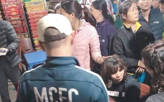 Cướp tài sản chợ Long Biên, nghi có nổ súng, một đôi vợ chồng bị thương
