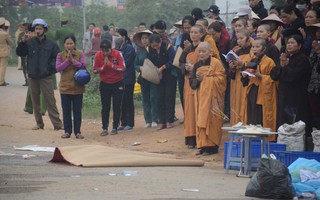 Hiện trường ngổn ngang vụ xe khách đâm đoàn người đưa tang khiến 7 người chết, 3 người bị thương nặng