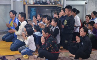 Ám ảnh vụ ô tô khách đâm đoàn người đưa tang, mẹ già mất con trai gào khóc: "Nếu về gặp nó, tôi sẽ chết theo"