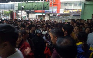 Hàng nghìn người Đà Nẵng vạ vật, la hét, giành giật chờ tiêm vắc xin cho con