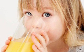 Bé rối loạn tiêu hóa vì… uống nước trái cây nhiều?