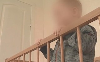 Nỗi ám ảnh kinh hoàng của bé trai 2 tuổi phải sống trong ngôi nhà bốc mùi, ăn khoai tây sống, không được tắm rửa trong nhiều tháng trời