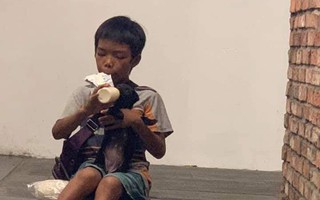 Câu chuyện về cậu bé đường phố chia sữa cho chú chó nhỏ khiến dân mạng suy ngẫm về giá trị của tình yêu thương
