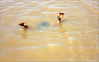 Thừa Thiên Huế: Bố mẹ không để ý, bé trai 2 tuổi chơi trước nhà bị lọt xuống kênh nước chết đuối