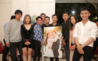 Khi cô dâu chú rể bận chụp ảnh với khách, hội bạn thân có ngay bức ảnh "thần thái" khiến dân mạng cười bò
