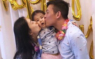 Trần Quán Hy cùng chân dài Victoria's Secret thơm "lõm má" cô con gái nhỏ trong tiệc sinh nhật mừng 2 tuổi