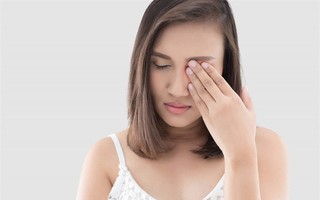 Bắt quả tang cô "con dâu hụt" làm chuyện động trời trước cửa nhà, vậy mà khi tôi nói ra thì cả chồng và con trai đều không tin