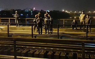 Một người đi bộ trên đường ray cầu Long Biên bị tàu hỏa đâm văng xuống sông Hồng 