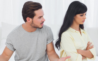Biết thư ký của chồng có ý đồ đen tối, tôi định dạy cô ta bài học thì vấp ngay phản ứng kì lạ của chồng 