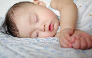 Con trai nhỏ cứ 3 tiếng lại dậy khóc đêm một lần, mẹ trẻ hiến kế giúp con ngủ ngoan đến sáng    