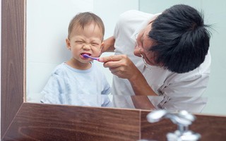 Cứ tưởng cho con dùng nhiều kem đánh răng là tốt thế nhưng sự thật lại khiến các mẹ giật mình ngã ngửa
