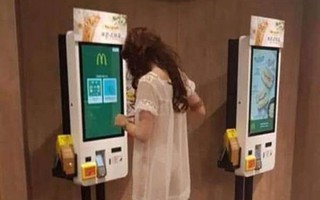 Cô gái trẻ mặc chiếc váy mỏng như màn tuyn đi mua đồ, nhìn rõ mồn một nội y khiến người xung quanh đỏ mặt