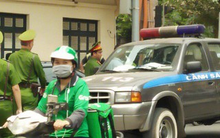 Trích xuất camera điều tra nghi án nam thanh niên sờ ngực nữ nhân viên nhà hàng sang trọng rồi bóp cổ