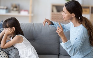 10 thói quen nguy hại cha mẹ hay làm khiến mối quan hệ với con cái bị tan vỡ, khó hàn gắn