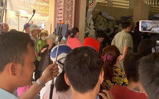 Đám tang nghệ sĩ Anh Vũ: Sáng sớm đám đông hiếu kỳ đã vây quanh chùa Ấn Quang để tiếp tục... livestream 