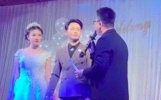 Đi dự đám cưới học trò, thầy giáo mang đến món quà đặc biệt khiến ai cũng xúc động, ngưỡng mộ tình yêu của đôi trẻ