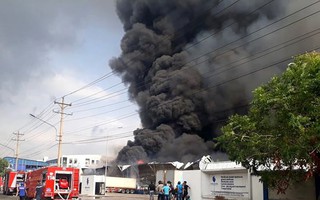 Bình Dương: Đang cháy lớn tại KCN Sóng Thần 2, hàng chục xe cứu hỏa được điều tới hiện trường