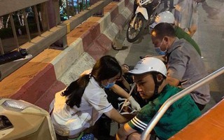 Hà Nội: Nữ tài xế lái ô tô tông một loạt xe máy trên cầu vượt Lotte Kim Mã, 2 người cấp cứu
