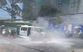 TP.HCM: Xe cấp cứu đang chạy bỗng dưng bốc cháy ngùn ngụt, tài xế tung cửa thoát chết