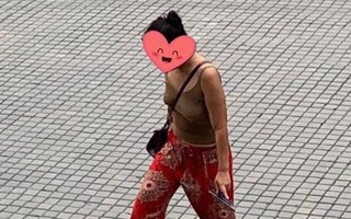 Vào chùa bái Phật nhưng mặc áo hai dây, thả rông vòng 1, chị gái bị dân mạng chỉ trích gay gắt