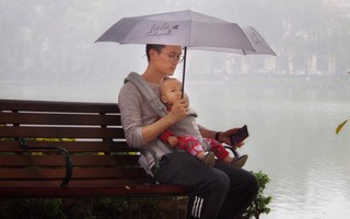 Địu con trước ngực dạo bờ hồ ngày mưa bụi, sắc mặt của bố bỉm sữa mới là thứ gây chú ý