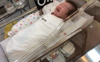Bức ảnh "sáng" nhất MXH dịp nghỉ lễ: Em bé sơ sinh cười đến toét miệng híp mắt, ai xem xong cũng thấy vui lây