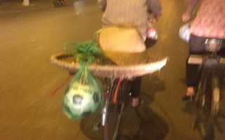 Chiếc xe đạp của người mẹ bán hàng rong cùng món quà buộc lủng lẳng đằng sau khiến nhiều người xúc động