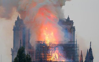 Cháy Nhà thờ Đức Bà ở Paris: Vì sao không thể chữa cháy từ trên không?