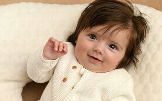 Bé gái bị nhầm là búp bê vì vừa chào đời đã có mái tóc dày bồng bềnh đến khó tin