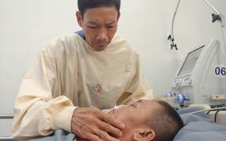 Vợ bị xe cán nguy kịch, người chồng nghèo không ngại khổ, gồng mình chăm sóc vợ trong viện