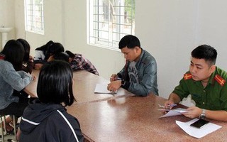 Vụ nhóm nữ sinh bắt bạn quỳ rồi đánh: Sở họp nóng, Công an lấy lời khai các nữ sinh