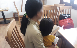 Người mẹ đau đớn tố cáo lão già xâm hại con gái 3 tuổi: "Con bé nói ông ta làm con đau, hôn vào mặt con..."