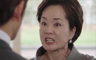 Bắt tại trận con dâu đi nhà nghỉ, mẹ chồng lôi ra đường đánh một trận tơi tả và cái kết dở khóc dở cười