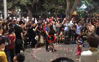 Chàng trai tỏ tình giữa phố đi bộ, dân tình quên chúc mừng vì mải soi "bàn tay hư hỏng"