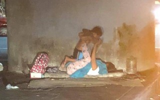 Người mẹ vô gia cư bên góc phố và trò chơi "xích đu" cùng con trai nhỏ: Dù ở đâu mẹ cũng mang cho con tuổi thơ trọn vẹn nhất