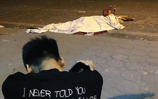 Hình ảnh đau xót: Con trai nữ công nhân môi trường gục khóc bên thi thể mẹ vụ ô tô tông liên hoàn ở Hà Nội