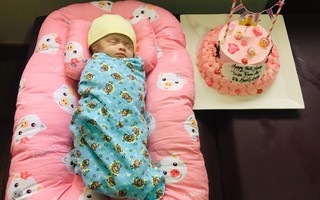 Bé Triệu Hoài An bị bỏ rơi trong bọc xốp treo trên cây, mũi có dòi đã tròn 1 tháng tuổi, đang hồi phục "kỳ diệu" tại Singapore