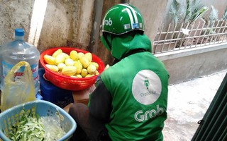 Đi ăn nem nướng, cô nàng "rụng tim" với anh tài xế âm thầm ngồi gọt cả chậu xoài hộ quán giữa trời Hà Nội nóng chảy mỡ