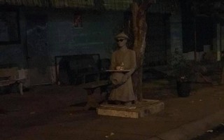 Tượng mang kính râm ban đêm khiến người qua đường khiếp vía, khi biết được lý do đằng sau ai cũng bật cười