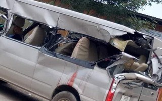 Bắc Giang: Kinh hoàng ô tô 16 chỗ bị xe tải tông từ phía sau, 1  người chết và 2 người bị thương