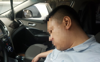 Hà Nội: Tài xế dừng đèn đỏ rồi ngủ quên trong ô tô nửa tiếng, CSGT phải đến cẩu cả xe cả người đi