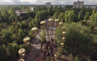 33 năm sau khi thảm họa nổ nhà máy hạt nhân Chernobyl đi qua bỏ lại thị trấn hoang vu vắng bóng người và những câu chuyện kể rùng rợn