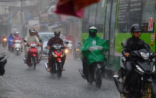 Sài Gòn mưa lớn sau mấy tháng trời nắng gắt, người dân khốn khổ vì ngập nước trong kỳ nghỉ lễ 30/4 - 1/5
