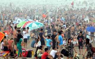 Ngợp thở tại bãi biển Sầm Sơn, hàng vạn người chen nhau tắm biển trong dịp nghỉ lễ 30/4 - 1/5
