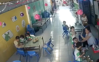 Bảo mẫu đánh đập, nhồi nhét cơm vào miệng trẻ, lãnh đạo Sở GD-ĐT xin lỗi